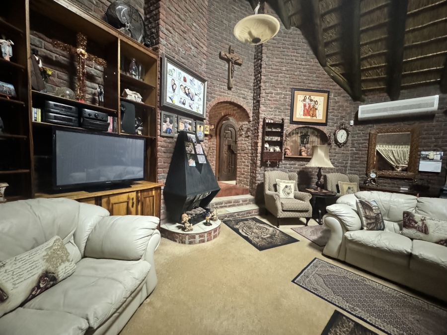 6 Bedroom Property for Sale in Doringkruin North West